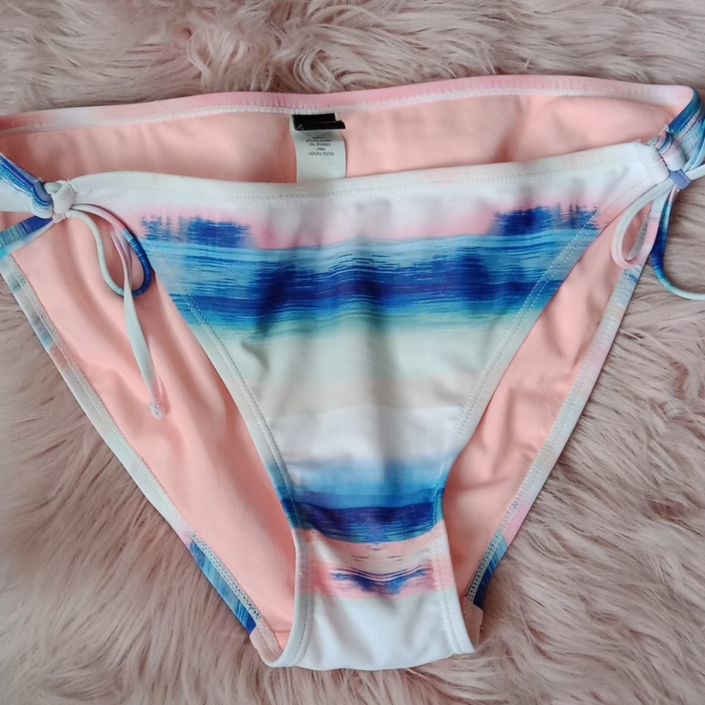 Bikini - Picture 3 of 16